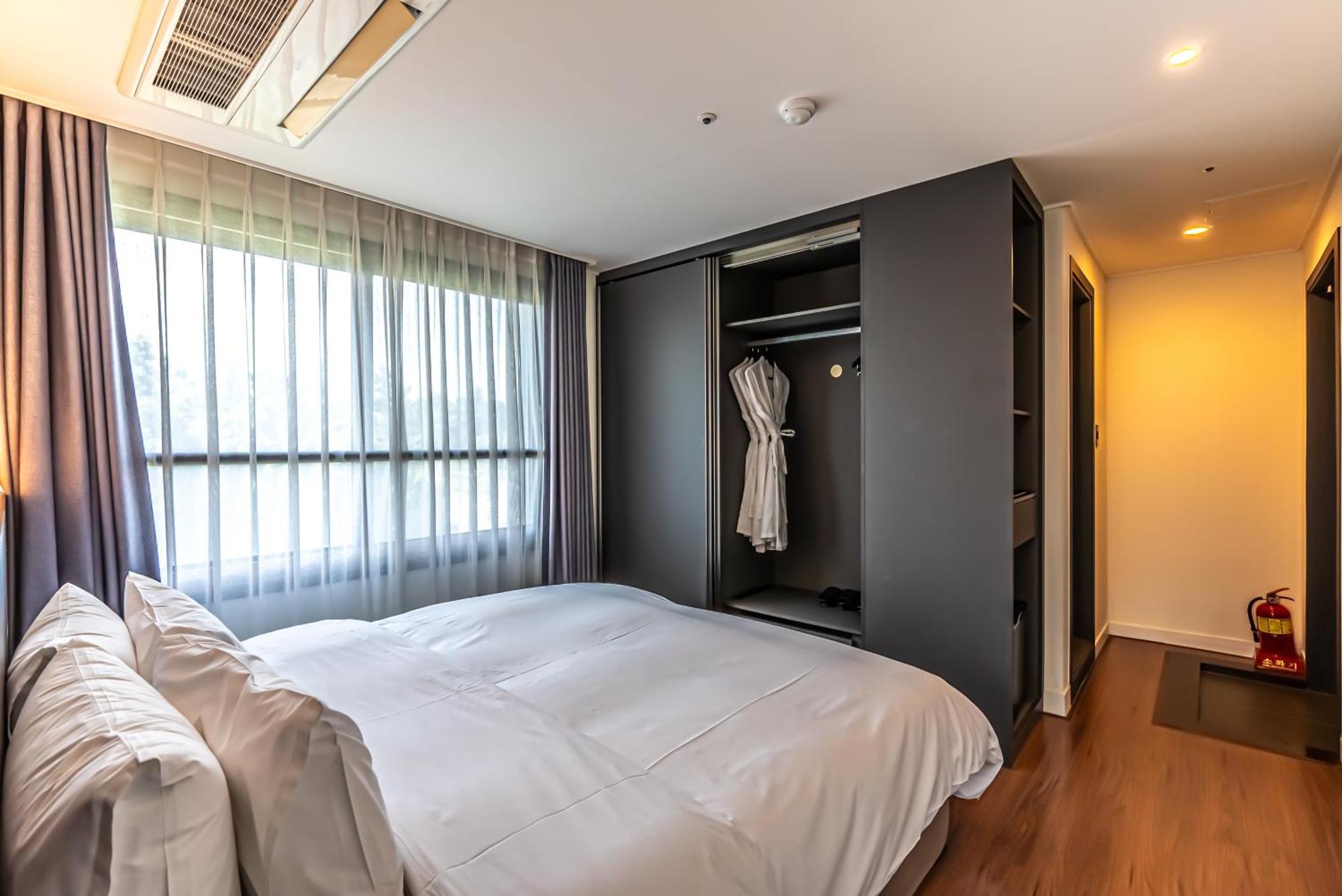 Hotel The Grang Jungmun Согвіпо Екстер'єр фото